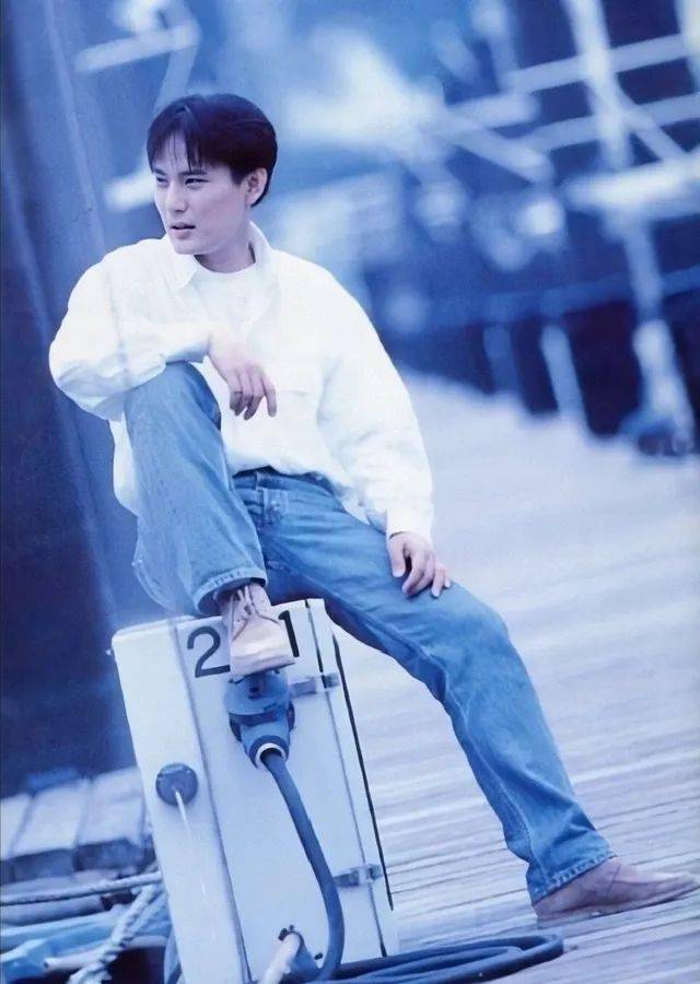 他拒绝周迅求爱，却为王菲豪掷百万，56岁依然单身