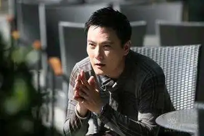 外表腼腆的男歌手，竟然坦言只爱丰满的女生，如今却孑然一身