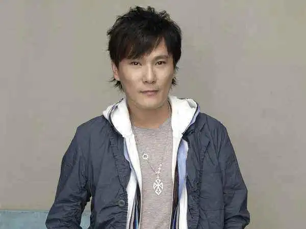 外表腼腆的男歌手，竟然坦言只爱丰满的女生，如今却孑然一身