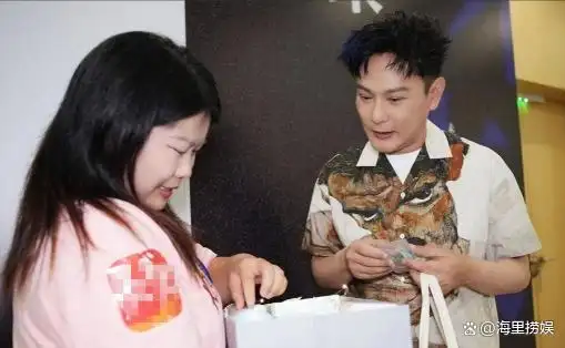 一场音乐会展示了娱乐圈中的人情冷暖其中张信哲成为了最好的例证