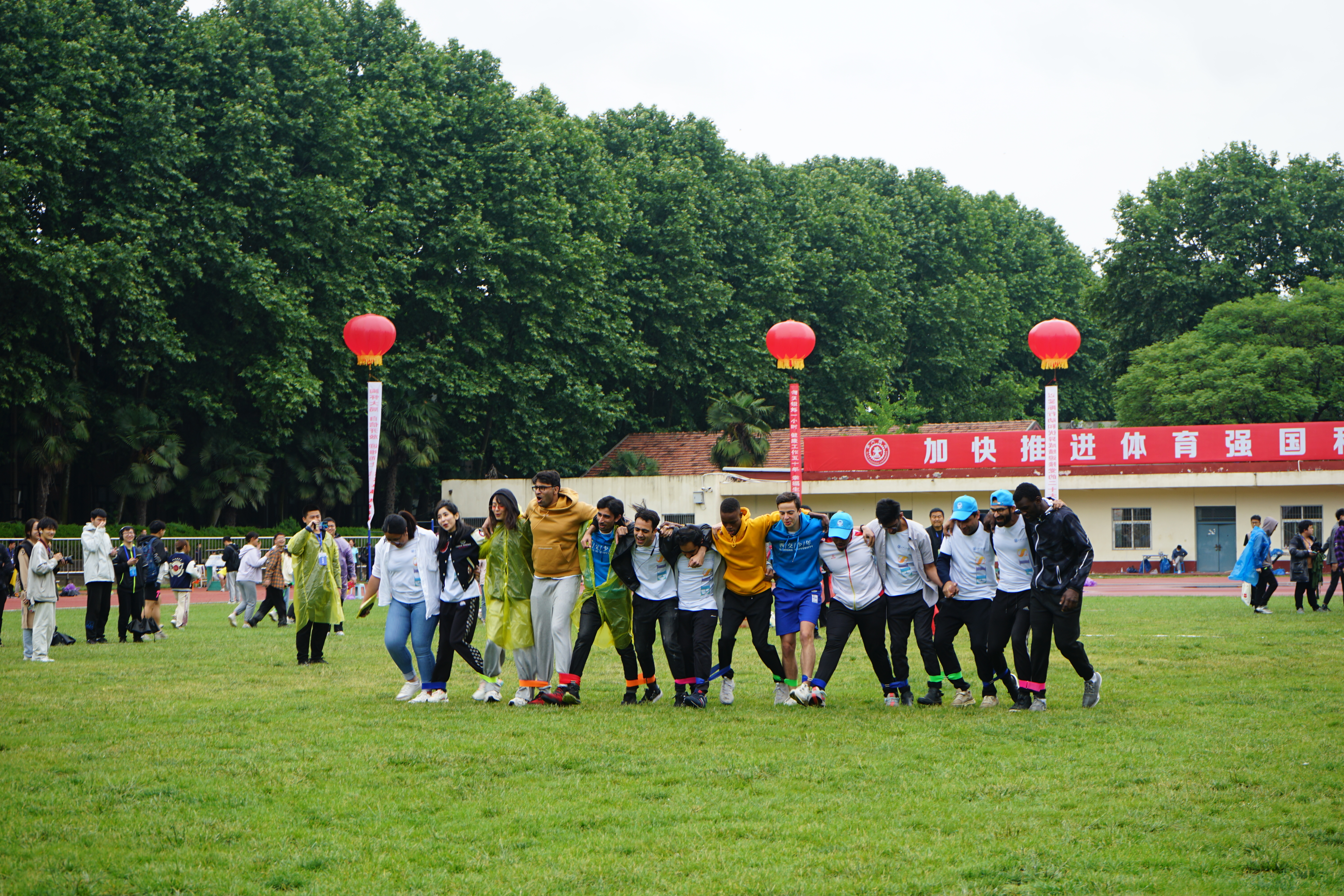 校运会参赛健儿：风起朝气盛，青年正拼搏