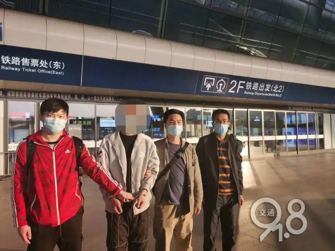 男子搜索“附近的人”,陌生美女说“上门服务”,付钱后发现……