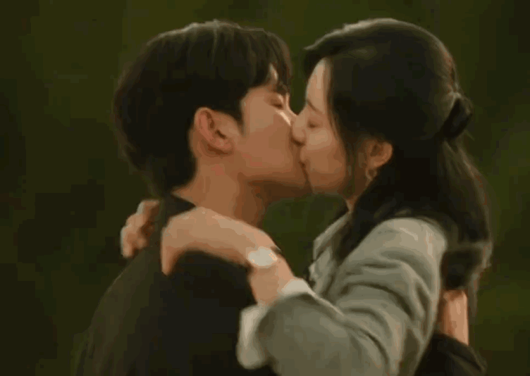 金秀贤跟金智媛主演韩剧《眼泪女王》正在热播,剧情让人边哭边笑