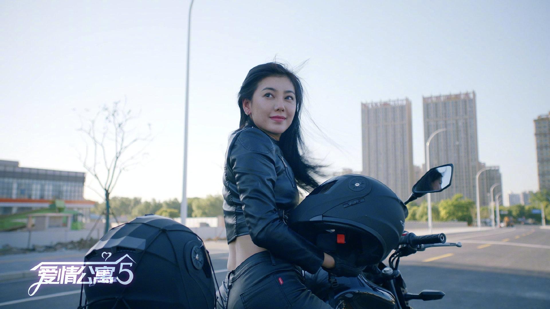 《爱情公寓5》近期播出，客串嘉宾阵容豪华，张伟老婆惊艳亮相