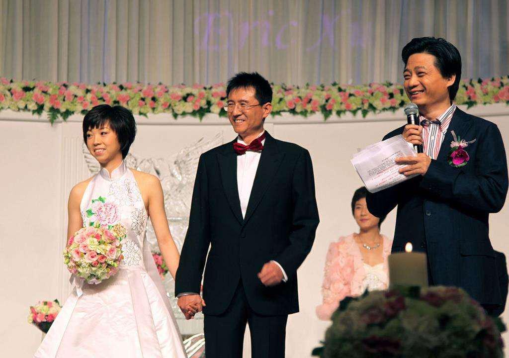 他深爱袁立15年，几经求婚却遭拒绝，转身娶张怡宁，如今幸福美满