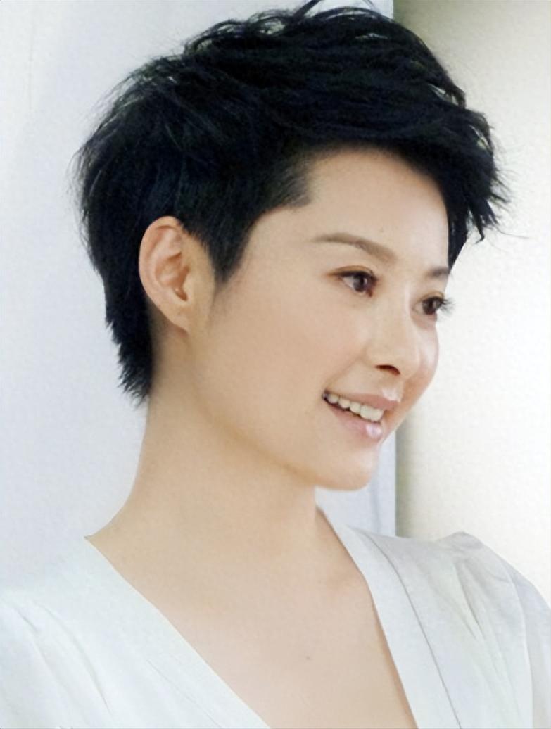 袁立与他同居12年,将美好的年华都给了他,他却选择和张怡宁结婚