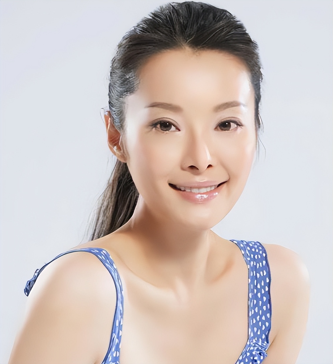 袁立与他同居12年,将美好的年华都给了他,他却选择和张怡宁结婚