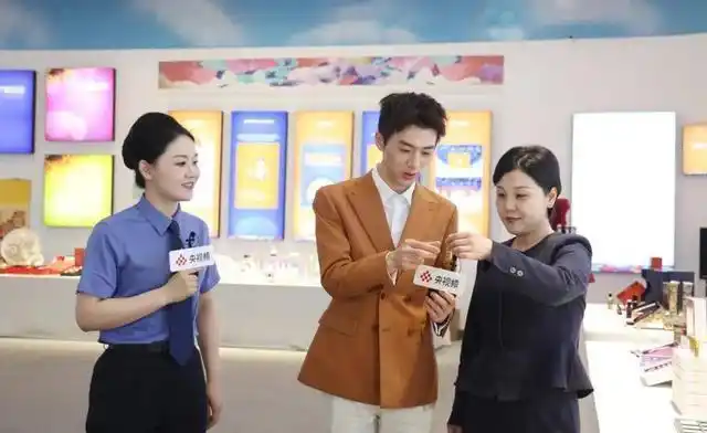 央视新星郑新宇登场，帅气播音引热议，网友狂赞才貌双全