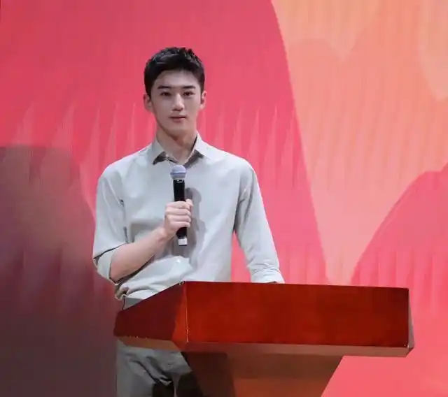 央视新星郑新宇登场，帅气播音引热议，网友狂赞才貌双全