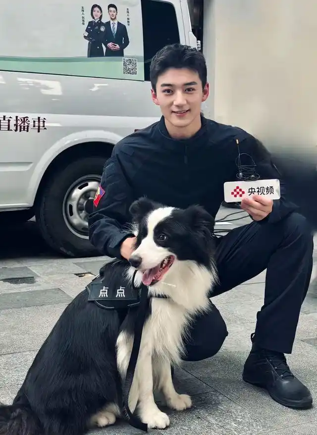 央视新星郑新宇登场，帅气播音引热议，网友狂赞才貌双全