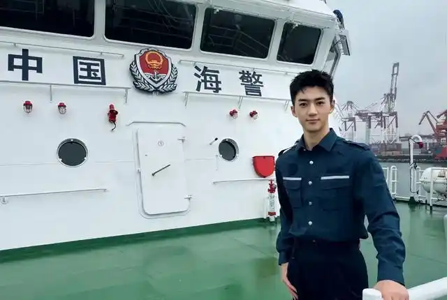 央视新星郑新宇登场，帅气播音引热议，网友狂赞才貌双全