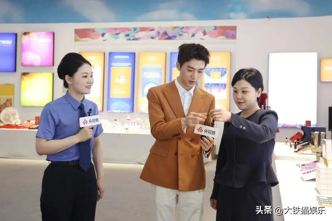 太帅了！央视新闻男主播爆火，95后博士，网友：河北盛产主持人