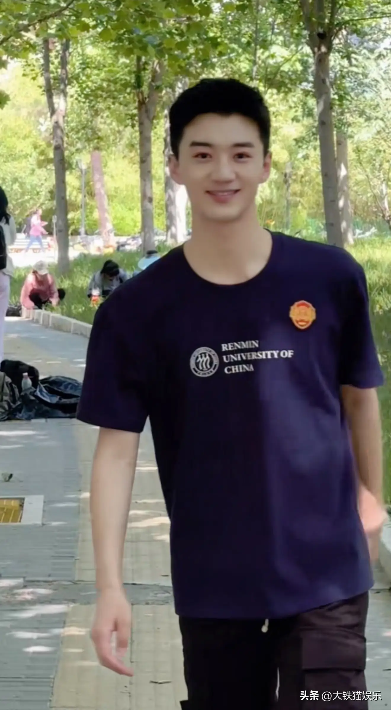 太帅了！央视新闻男主播爆火，95后博士，网友：河北盛产主持人