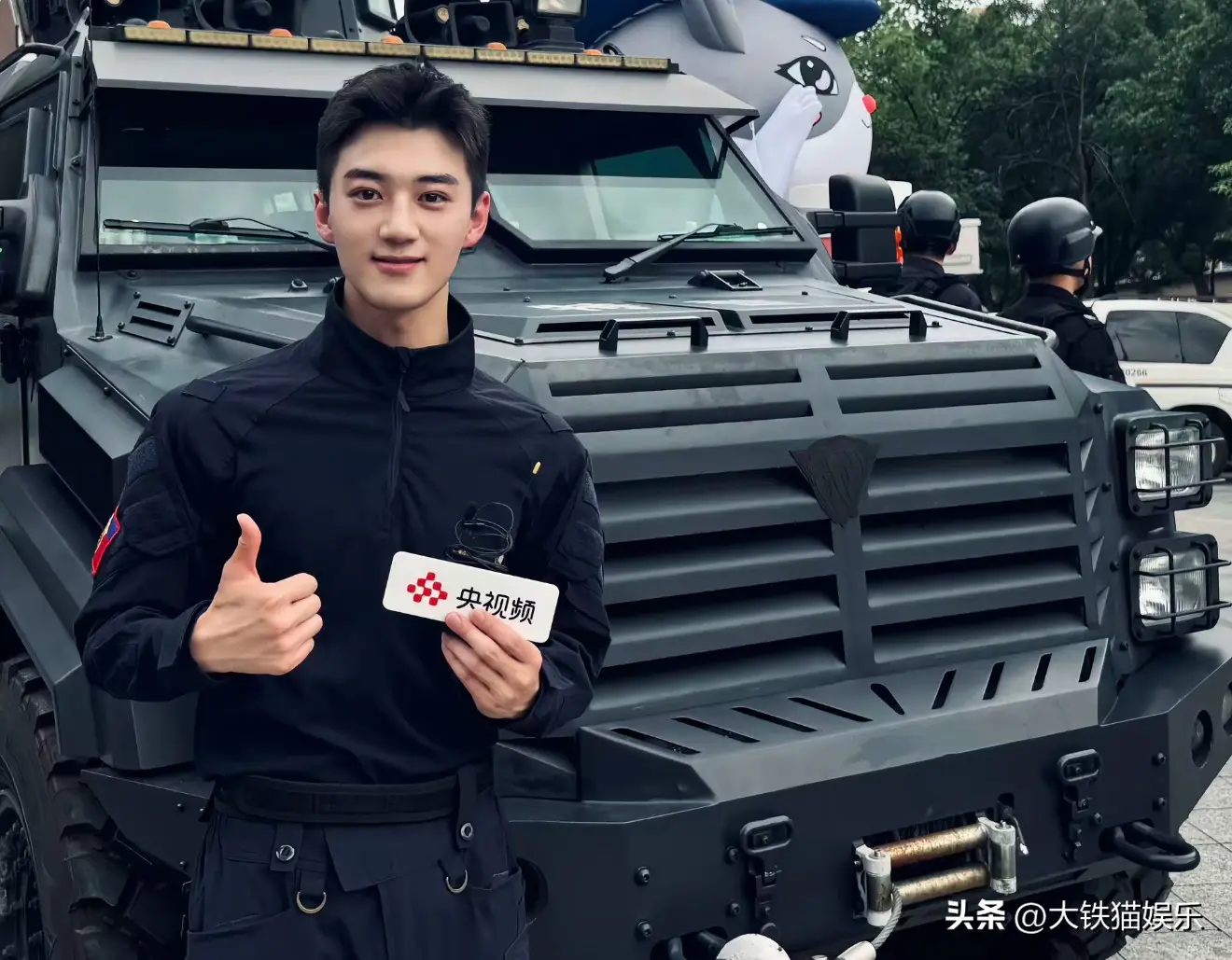 太帅了!央视新闻男主播爆火,95后博士,网友:河北盛产主持人