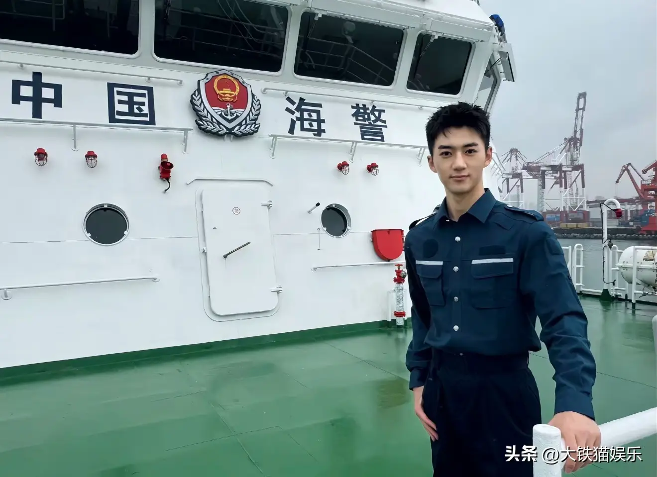 太帅了!央视新闻男主播爆火,95后博士,网友:河北盛产主持人