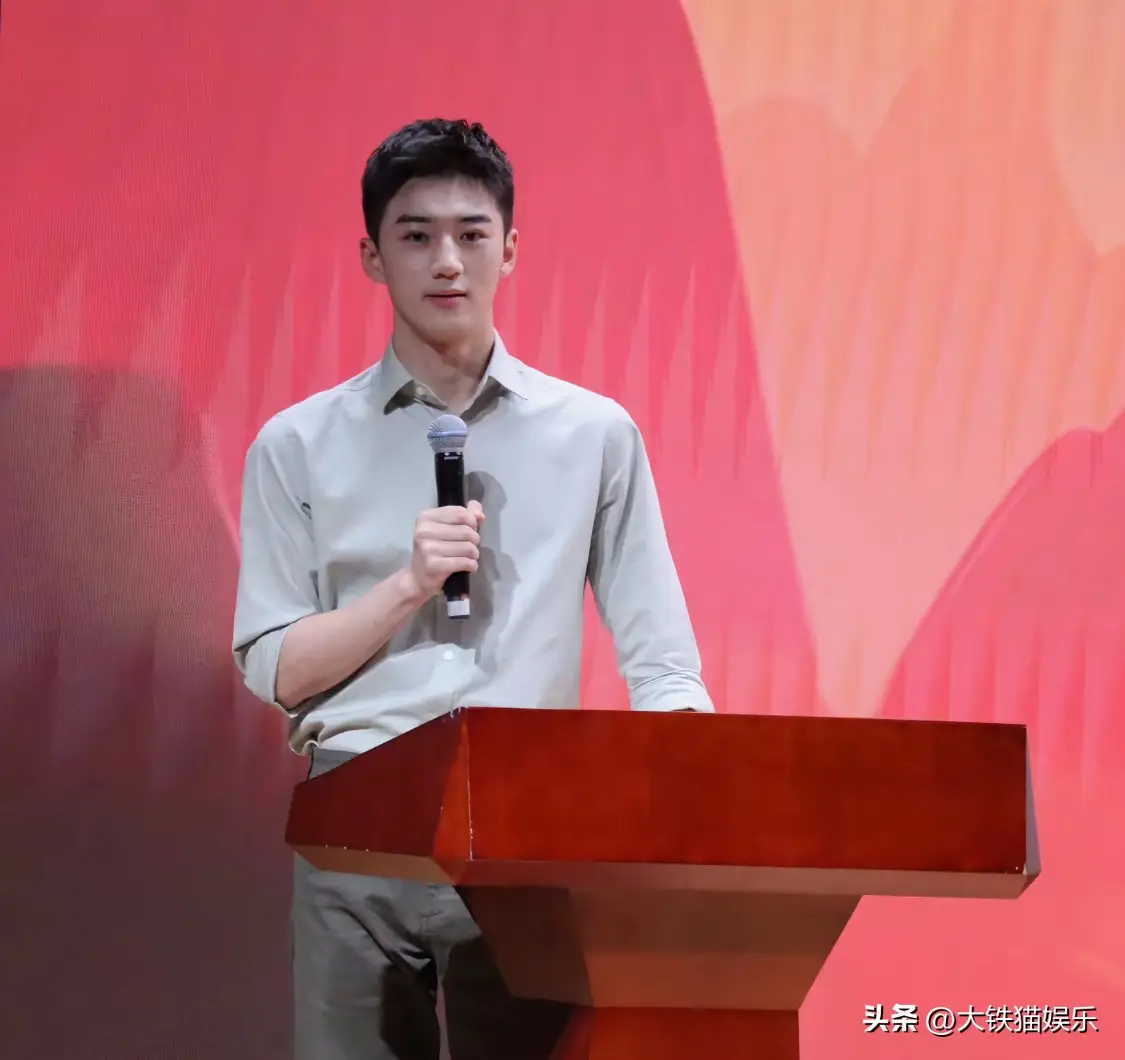 太帅了!央视新闻男主播爆火,95后博士,网友:河北盛产主持人