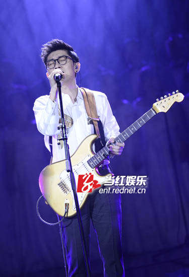 张信哲翻身夺冠“歌手4” 金志文艰辛踢馆败北