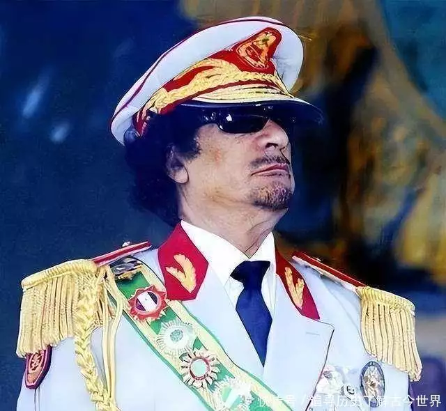 卡扎菲死前：躲进下水道被揪出，对打了他两巴掌的士兵说了两句话