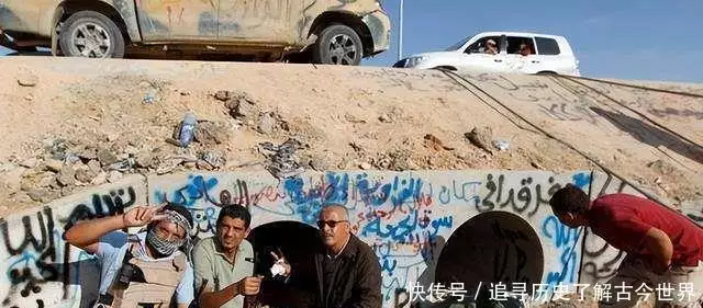 卡扎菲死前：躲进下水道被揪出，对打了他两巴掌的士兵说了两句话