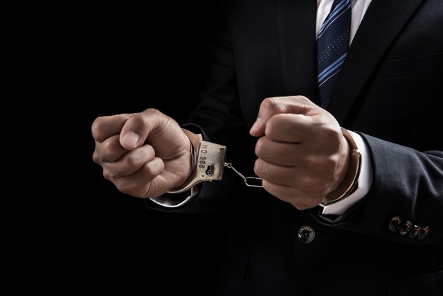 把人打伤赔不起，坐牢可解决吗？