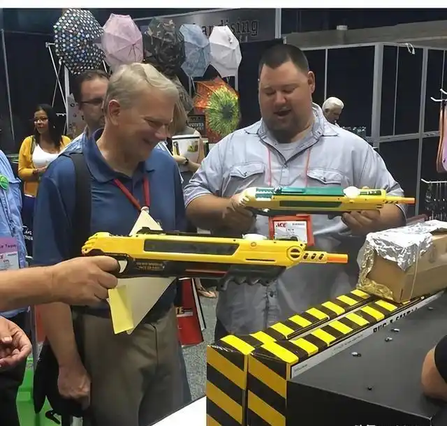 一枪打死一只苍蝇，美国研制、中国生产的“玩具枪”有多好玩？