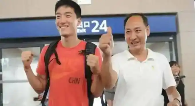 详细阅读:21岁的刘翔拿奥运金牌,开发商送他225万的房,他转手就送给了教练,如今房涨到千万,记者问后悔吗,他的回答让很多人汗颜 21岁的刘翔拿奥运金牌,开发商送他225万的房,他转手就送给了教练,如今房涨到千万,记者问后悔吗,他的回答让很多人汗颜