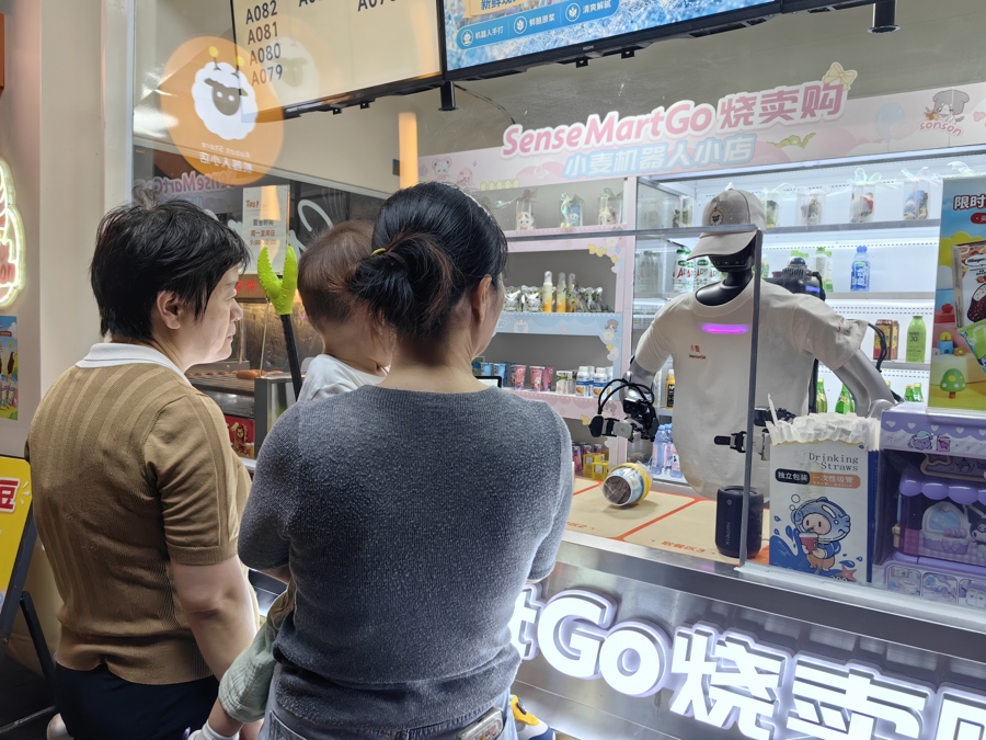 WAIC开幕在即！在上海街头，当机器人递给我一杯咖啡 |新民侨梁