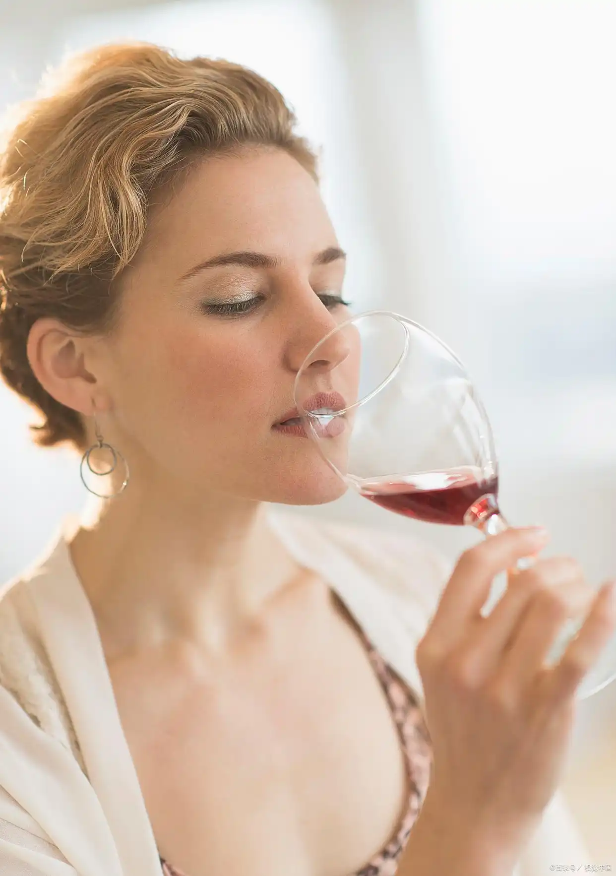 怎么在网上做兼职？整理了十个正规网上兼职平台，在家也可做