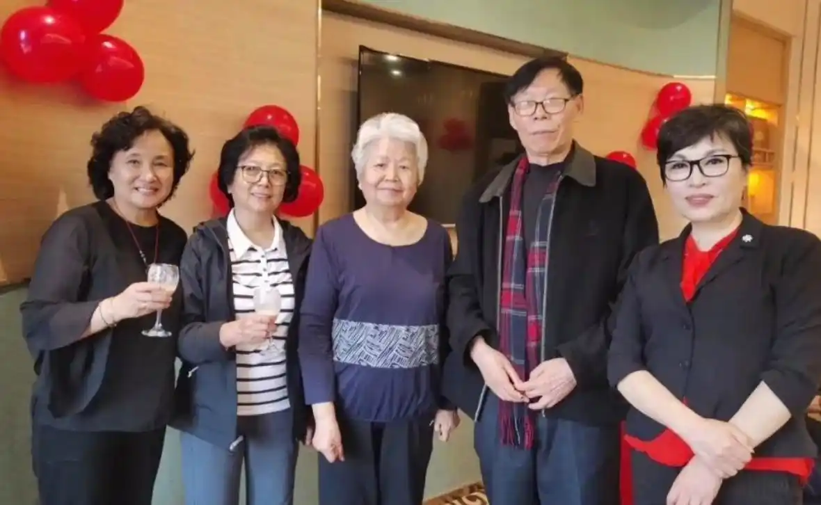 回顾邢质斌近照曝光：76岁满头白发，与丈夫相濡以沫安享晚年