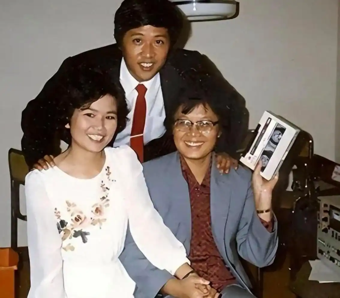 回顾邢质斌近照曝光：76岁满头白发，与丈夫相濡以沫安享晚年