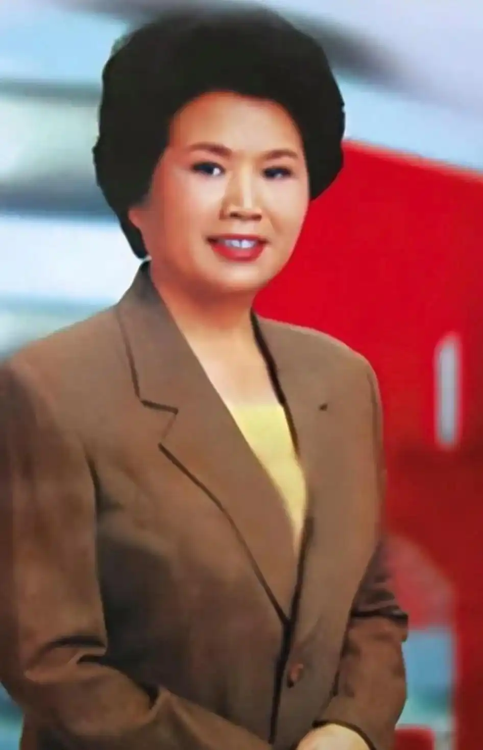 回顾邢质斌近照曝光：76岁满头白发，与丈夫相濡以沫安享晚年