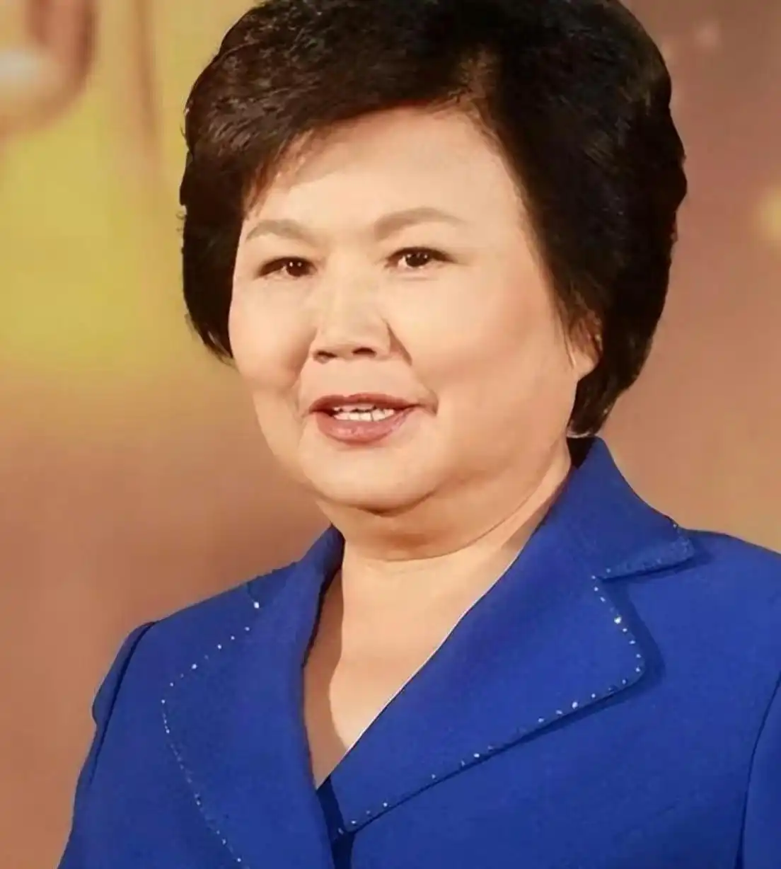 回顾邢质斌近照曝光：76岁满头白发，与丈夫相濡以沫安享晚年