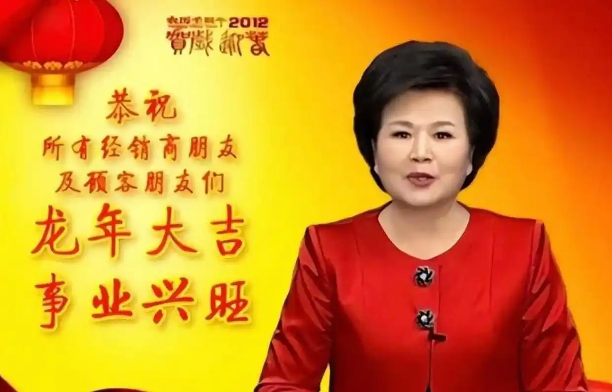 回顾邢质斌近照曝光：76岁满头白发，与丈夫相濡以沫安享晚年