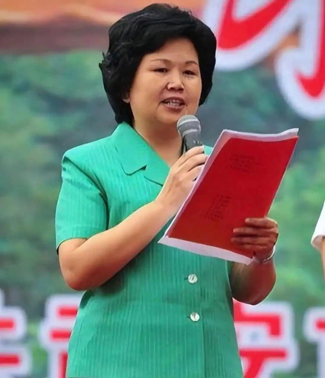 回顾邢质斌近照曝光：76岁满头白发，与丈夫相濡以沫安享晚年