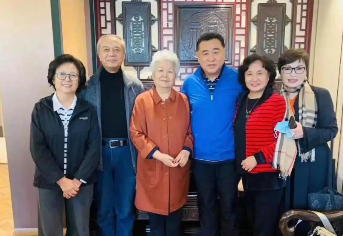 回顾邢质斌近照曝光：76岁满头白发，与丈夫相濡以沫安享晚年