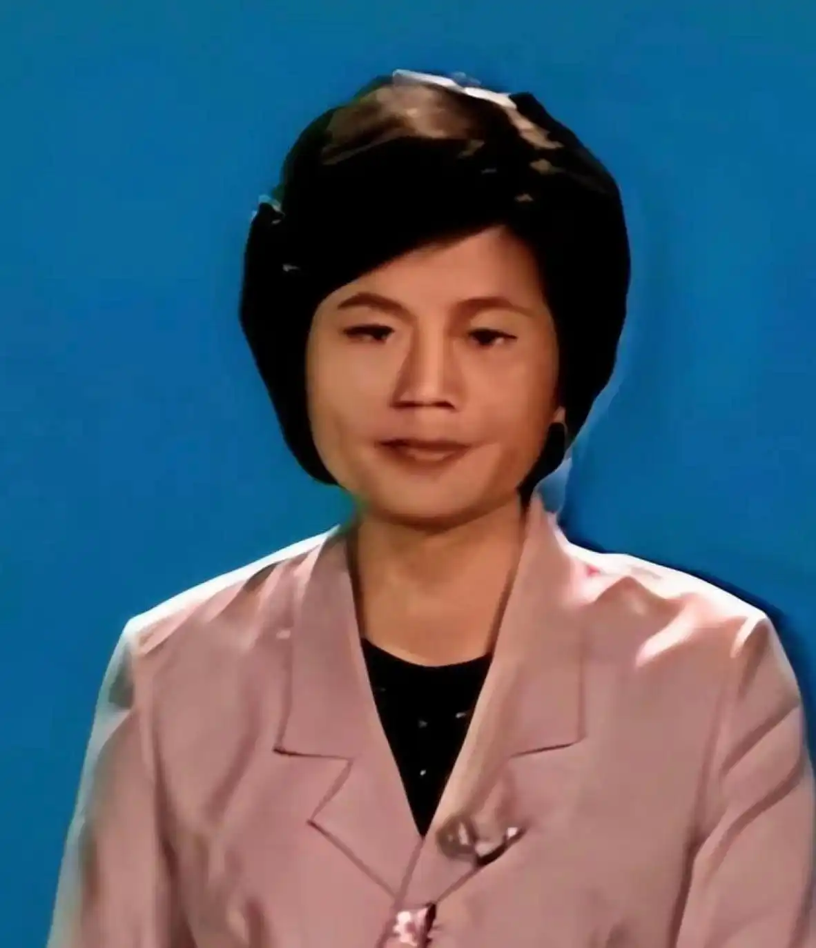 回顾邢质斌近照曝光：76岁满头白发，与丈夫相濡以沫安享晚年