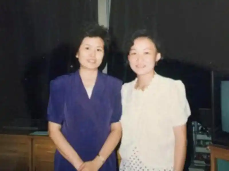 回顾邢质斌近照曝光：76岁满头白发，与丈夫相濡以沫安享晚年