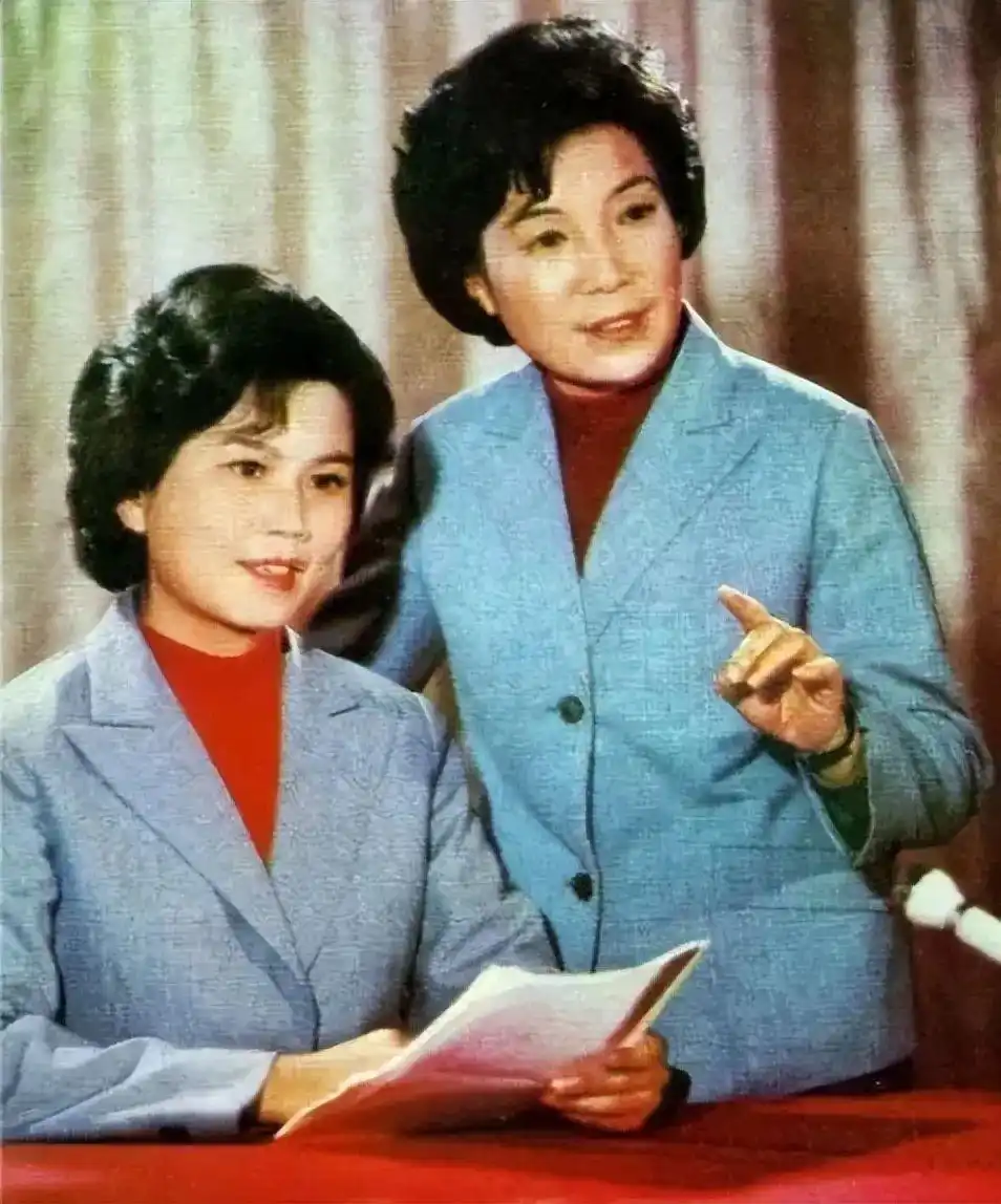 回顾邢质斌近照曝光：76岁满头白发，与丈夫相濡以沫安享晚年