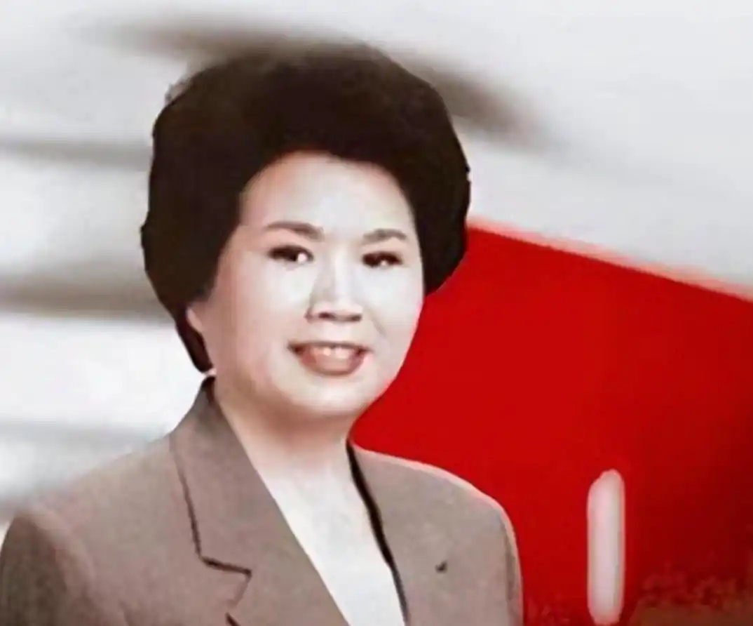 回顾邢质斌近照曝光：76岁满头白发，与丈夫相濡以沫安享晚年