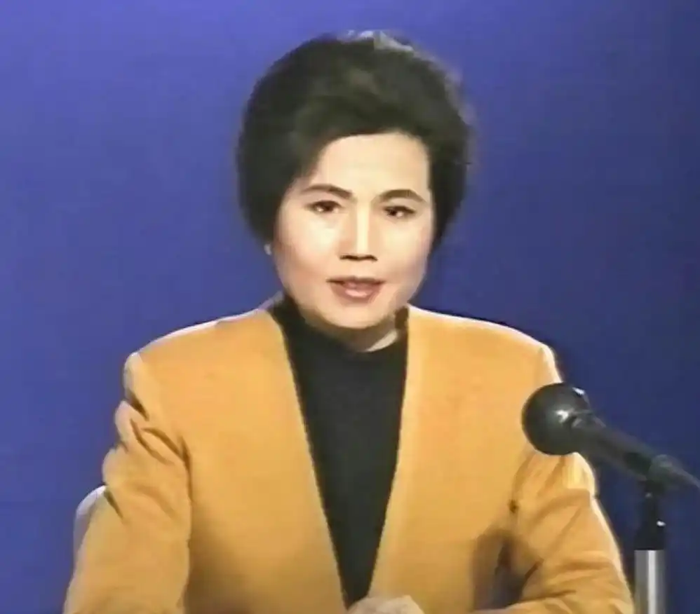 回顾邢质斌近照曝光：76岁满头白发，与丈夫相濡以沫安享晚年