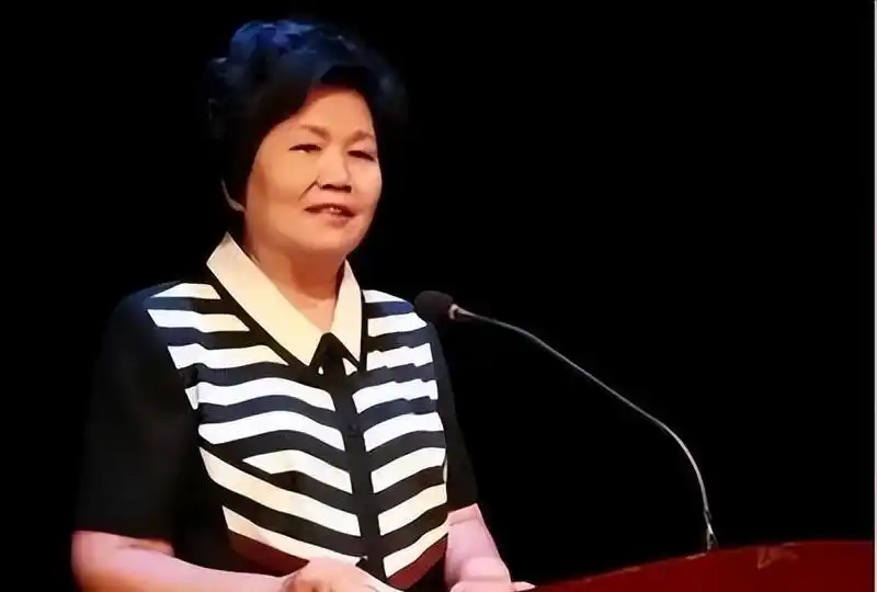 回顾：邢质斌鲜少露面，与初恋丈夫共度一生，退休后生活近况引关切