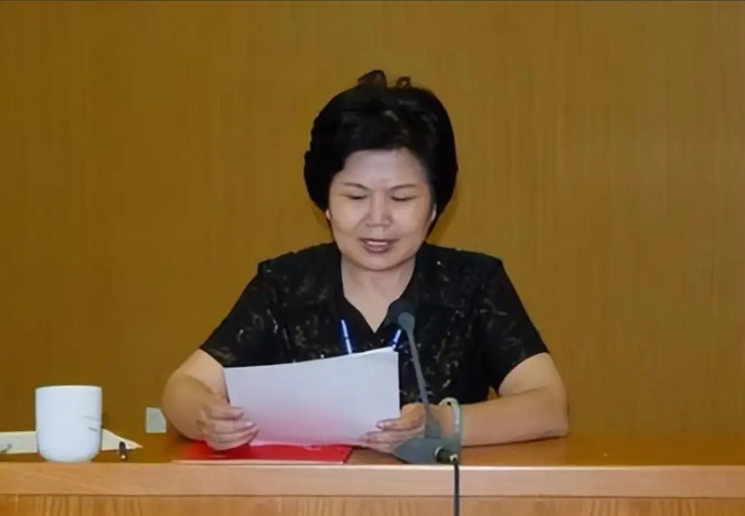 邢质斌接孙子放学！穿搭朴素不见主播风采，但气质一看就不普通