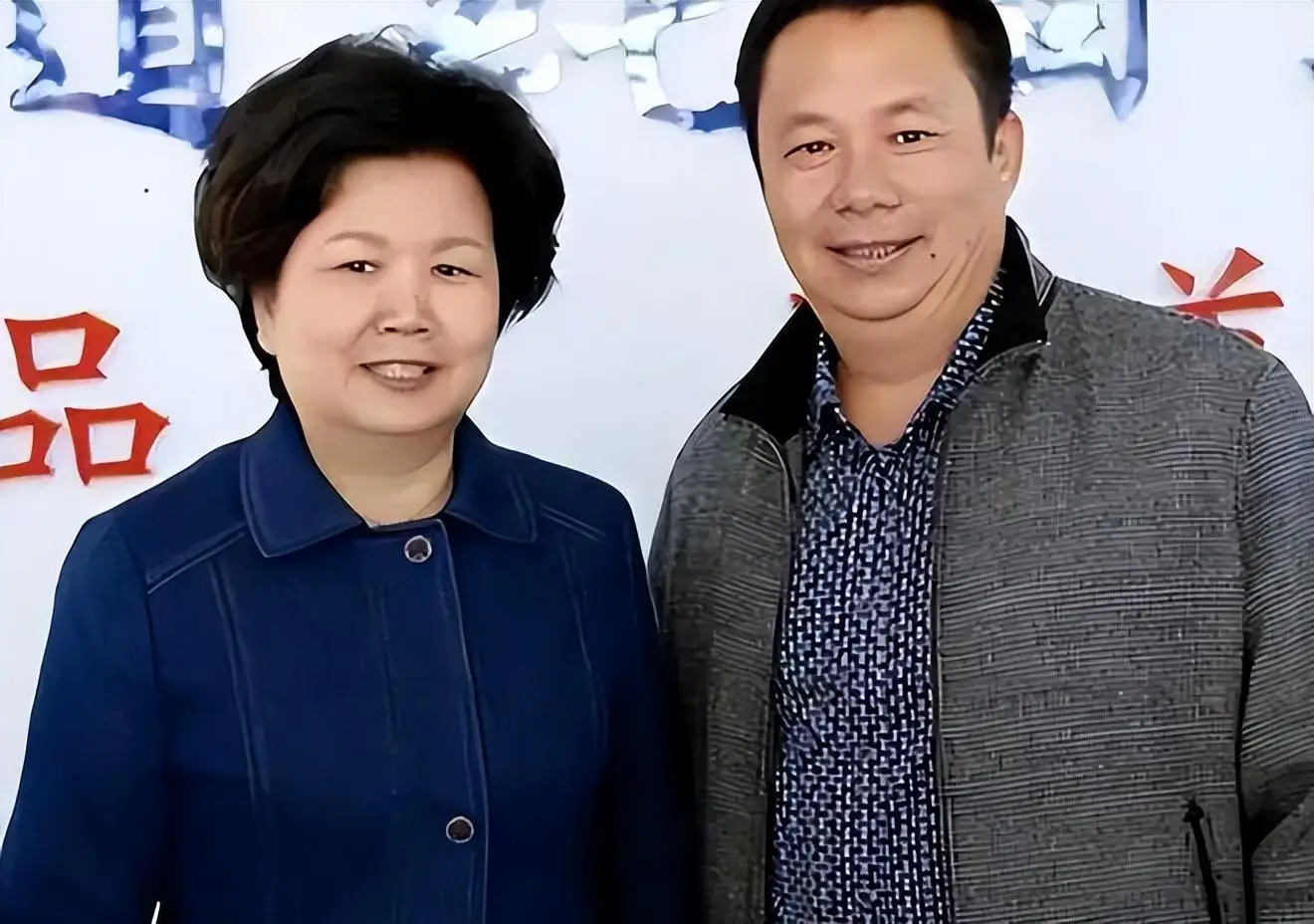 邢质斌接孙子放学！穿搭朴素不见主播风采，但气质一看就不普通