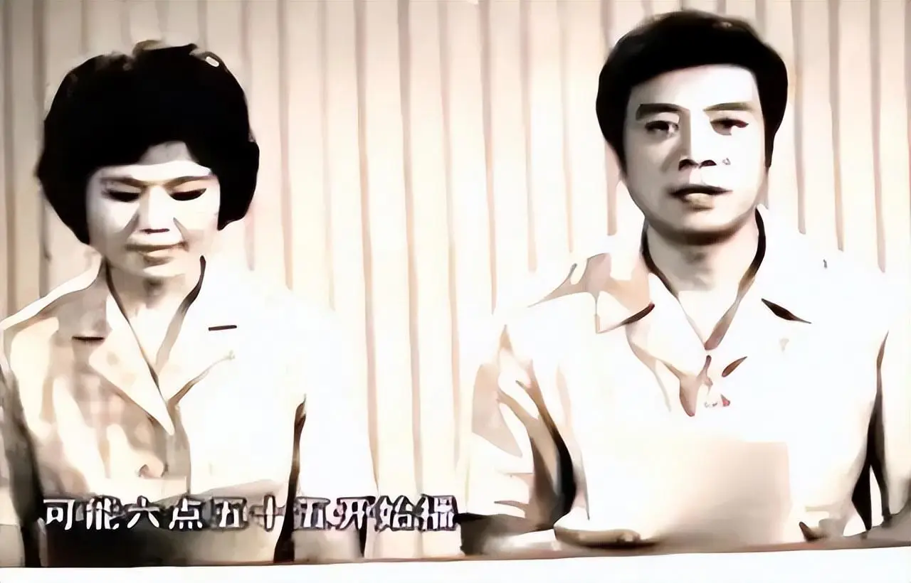 邢质斌接孙子放学！穿搭朴素不见主播风采，但气质一看就不普通