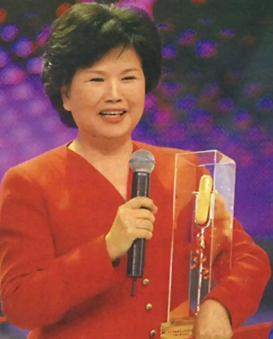 邢质斌近照曝光:76岁满头白发,与丈夫相濡以沫安享晚年