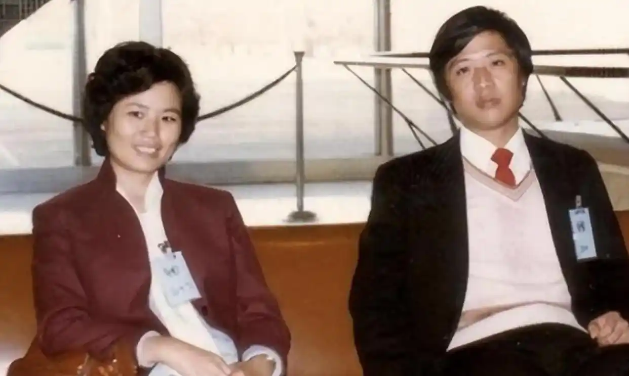 邢质斌近照曝光:76岁满头白发,与丈夫相濡以沫安享晚年