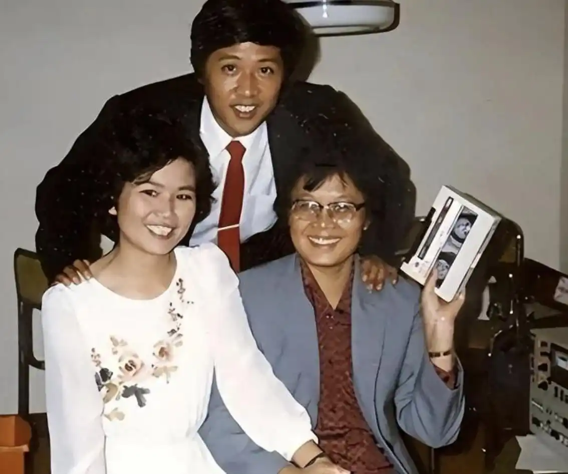 邢质斌近照曝光:76岁满头白发,与丈夫相濡以沫安享晚年