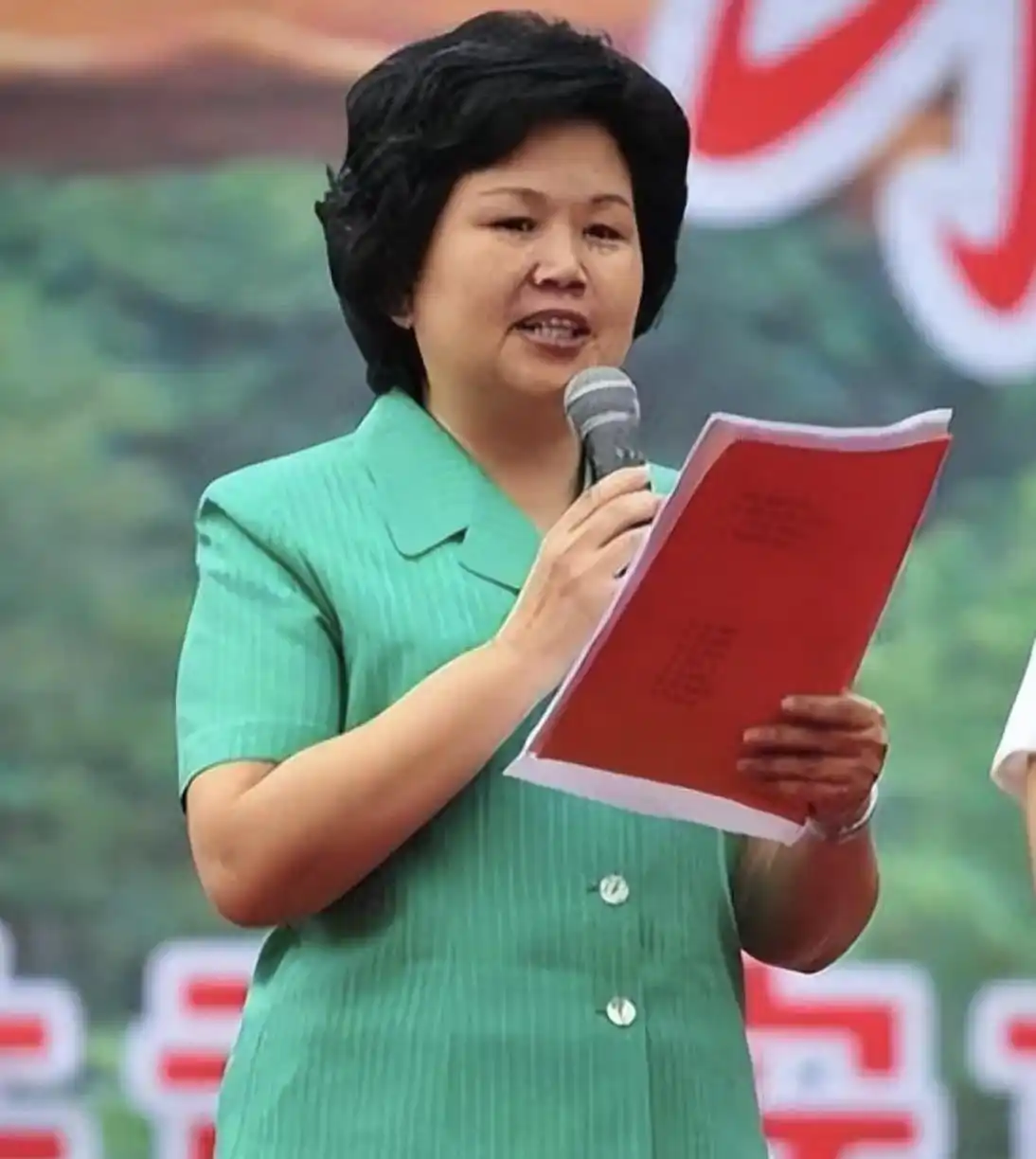 邢质斌近照曝光:76岁满头白发,与丈夫相濡以沫安享晚年