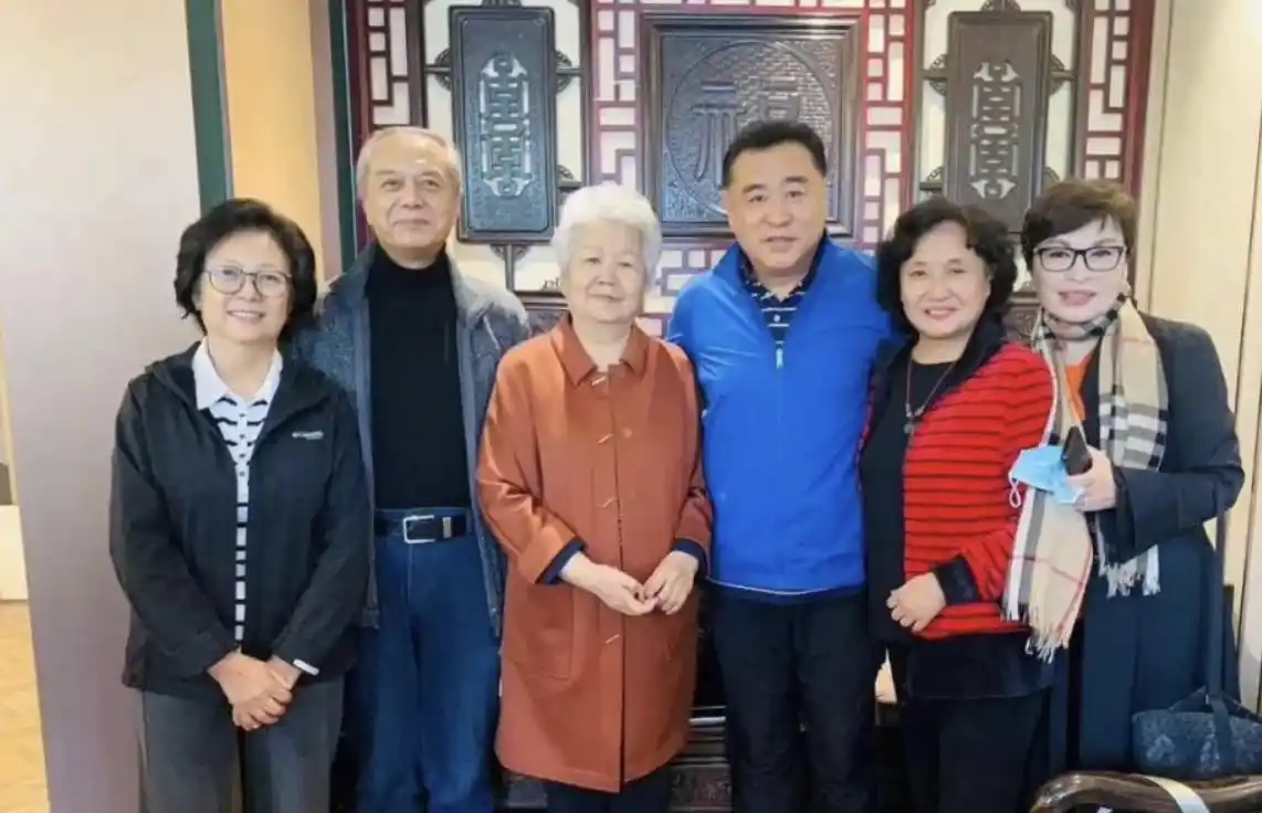 邢质斌近照曝光:76岁满头白发,与丈夫相濡以沫安享晚年