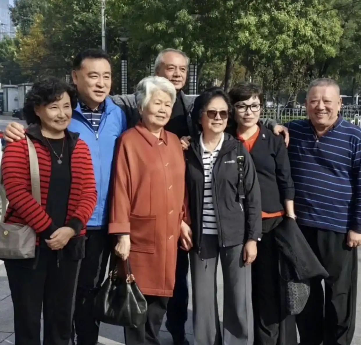 邢质斌近照曝光:76岁满头白发,与丈夫相濡以沫安享晚年